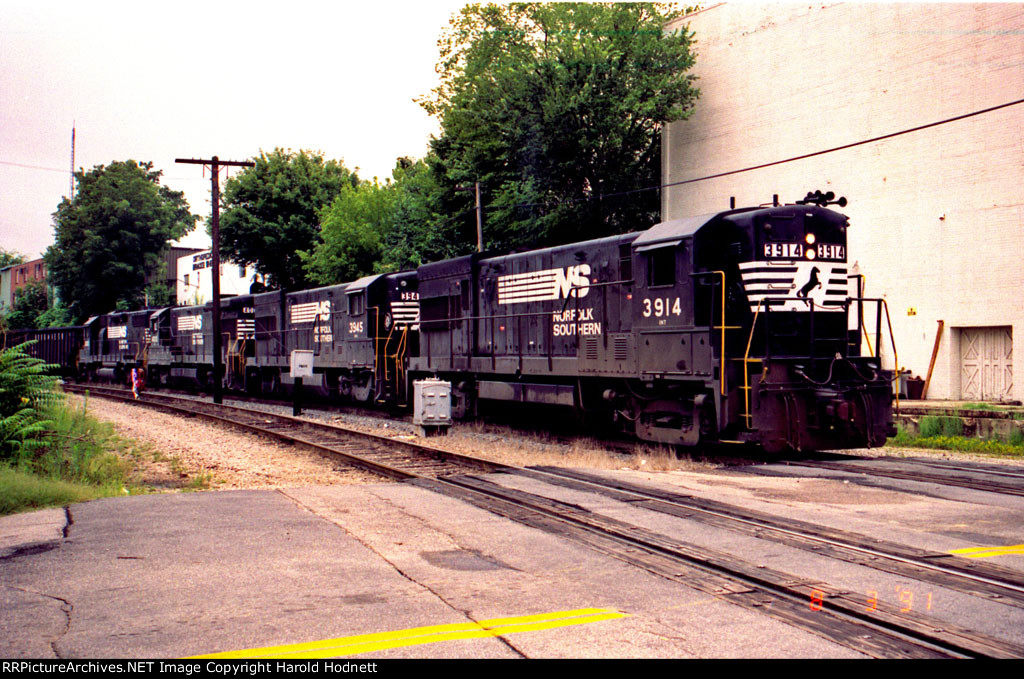 NS 3914 leads a train at Southern Junction